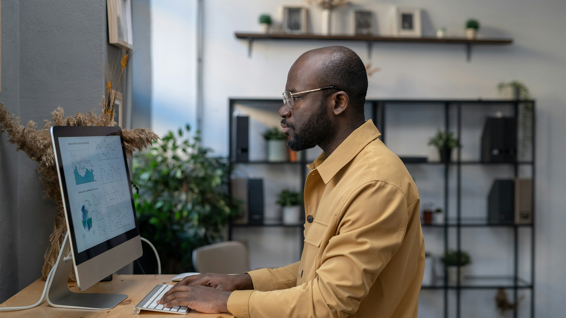 web user conducting online user research tests