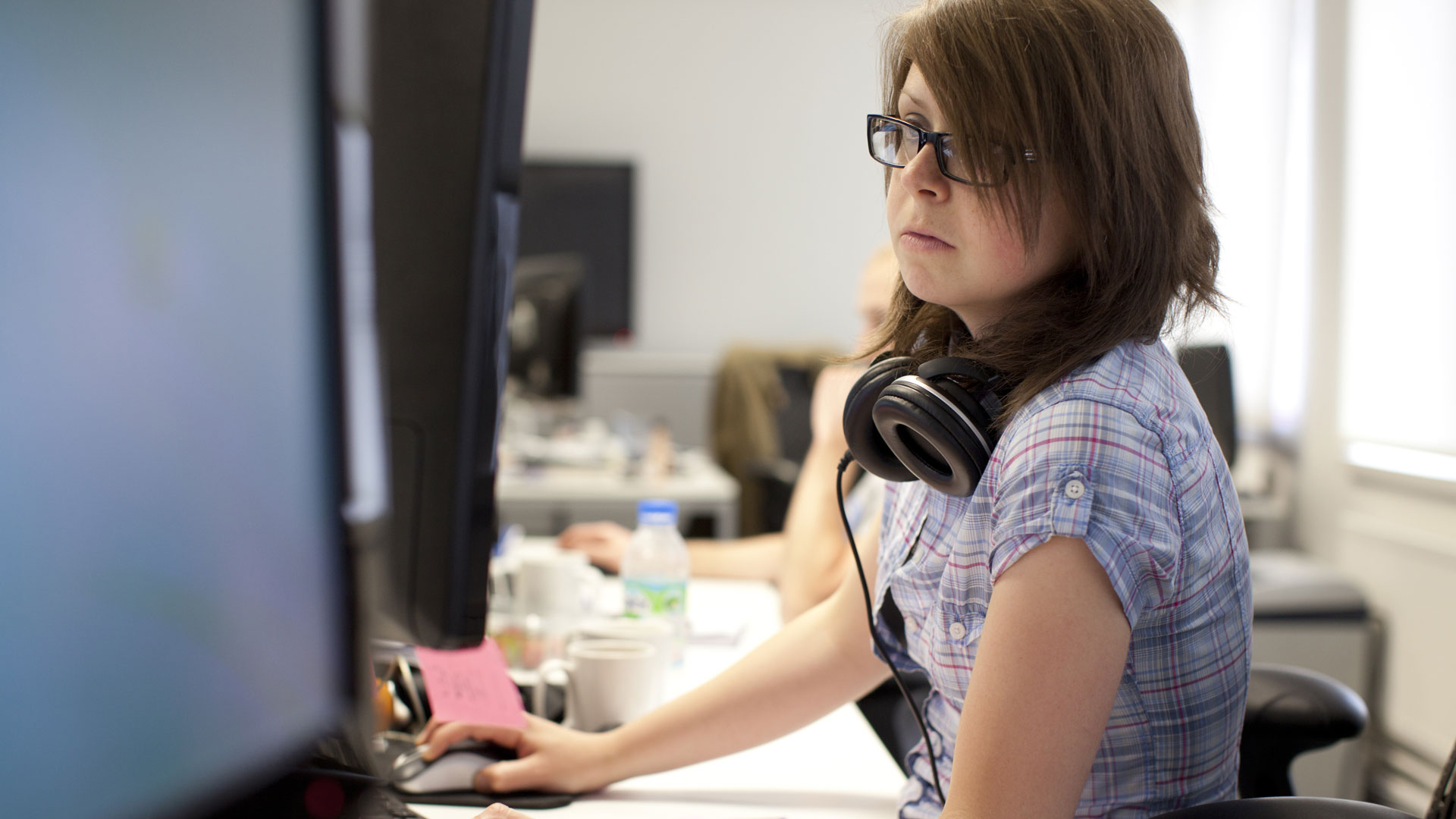 Person using a mouse in front of a computer screen